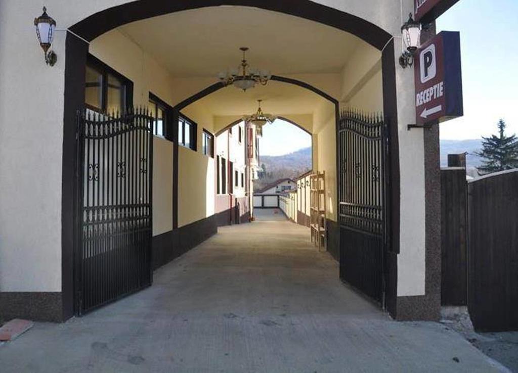 Pensiunea Brancoveneasca Campulung Exterior foto